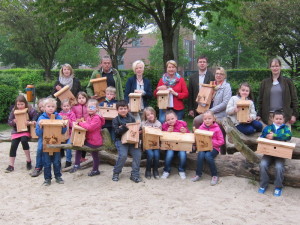 Das Foto zeigt die Kinder der Kl. 1e der GS Werlte, Kathrin Heermann (v.l.), Hans Schürmann, Melanie Morchner, die stellv. Schulleiterin Anke König, den Vorsitzenden des BF Thomas Schomaker, Andrea Flickner . (Foto: GSW)